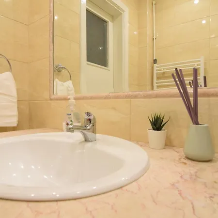 Resedinta Lui Calin - Calea Victoriei Near Royal Palace Bükreş