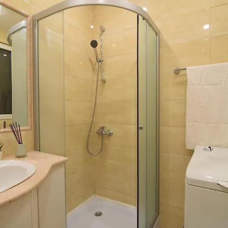 Resedinta Lui Calin - Calea Victoriei Near Royal Palace * Bukarest