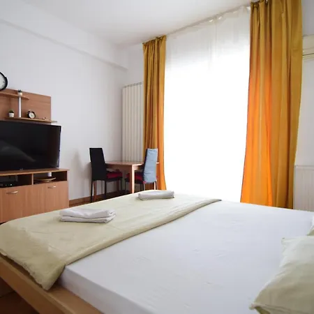 Resedinta Lui Calin - Calea Victoriei Near Royal Palace בוקרשט