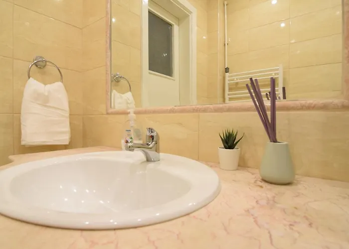 Resedinta Lui Calin - Calea Victoriei Near Royal Palace Bucureşti