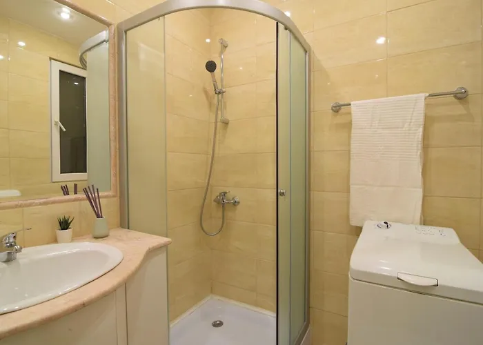 Resedinta Lui Calin - Calea Victoriei Near Royal Palace * Bucureşti