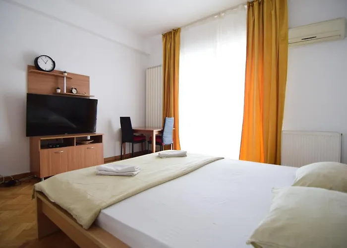 Resedinta Lui Calin - Calea Victoriei Near Royal Palace Bucureşti